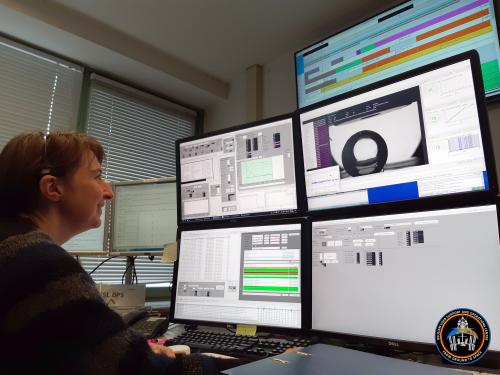 Een B.USOC operator aan het werk met het RUBI experiment.