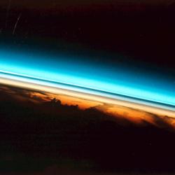 oranje-witte aerosollaag in de stratosfeer 