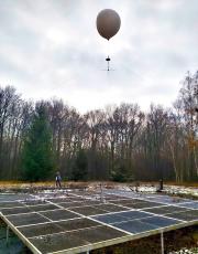 Verankerde weerballon boven de BRAMS-zender in Dourbes 